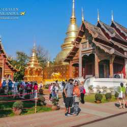 Templo Wat Phra Singh en Chiang Mai con visitantes