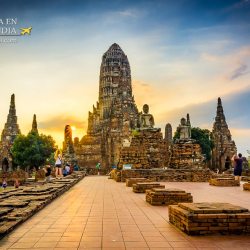 Ruinas históricas en Ayutthaya al atardecer
