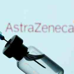 La vacuna y una jeringa se ven frente a un logotipo de AstraZeneca exhibido el 11 de enero de 2021 foto de Reuters.
