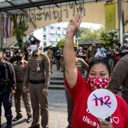 Protesta contra la seccion 112 del codigo penal de Tailandia que trata sobre la lesa majestad. Foto AFP