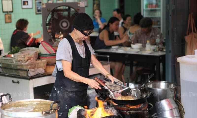 Propietario del restaurante Supinya 22Jay Fai22 Junsuta galardonado con una estrella Michelin. Foto de Jetjaras Na Ranong