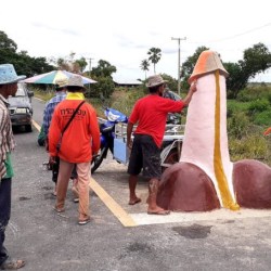EN UNA ALDEA DE TAILANDIA CONSTRUYEN UN ENORME PENE PARA ATRAER LLUVIA