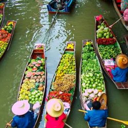 Mercado flotante de Amphawa con barcas llenas de frutas y verduras