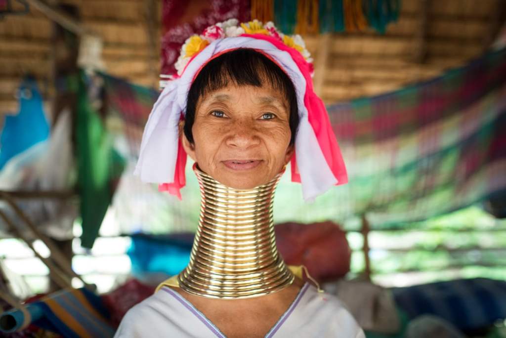 Mujer de cuello largo en tailandia