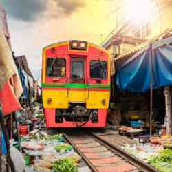 El famoso mercado del Tren de Tailandfia