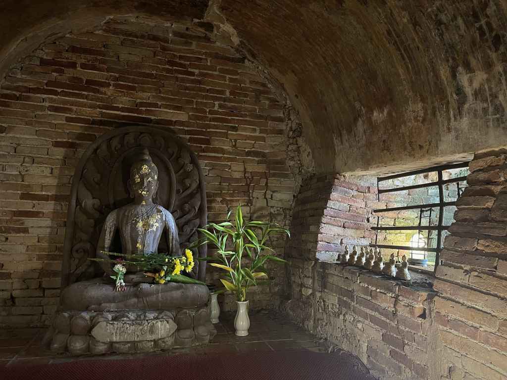 Las cuevas del recinto del templo Wat Umong (templo cueva) están llenas de rincones mágicos con figuras de Buda esperando a que creyentes les hagan ofrendas y oraciones.