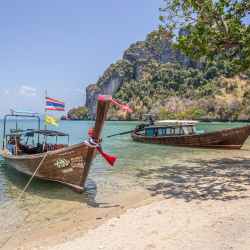 Barca tailandesa en la orilla de la playa