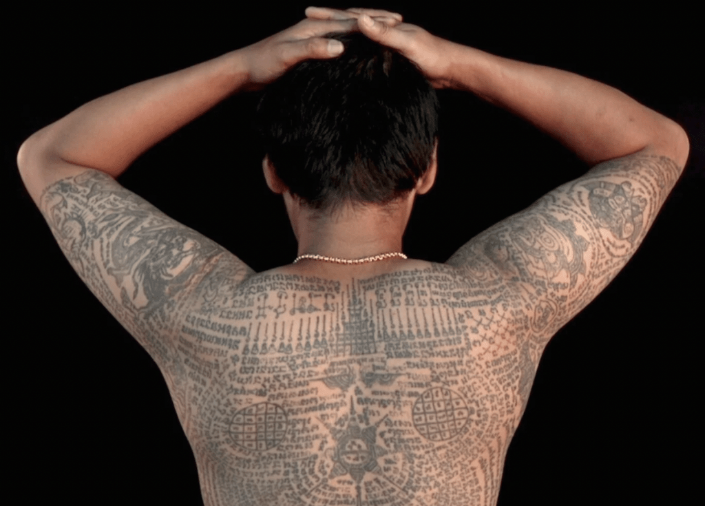 La tradición de los tatuajes tailandeses tradicionales conocidos como Sak Yant - Foto BBC video