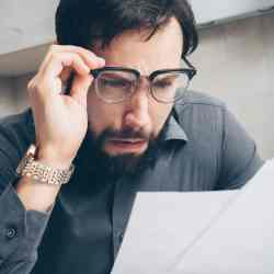 Persona revisando documentos