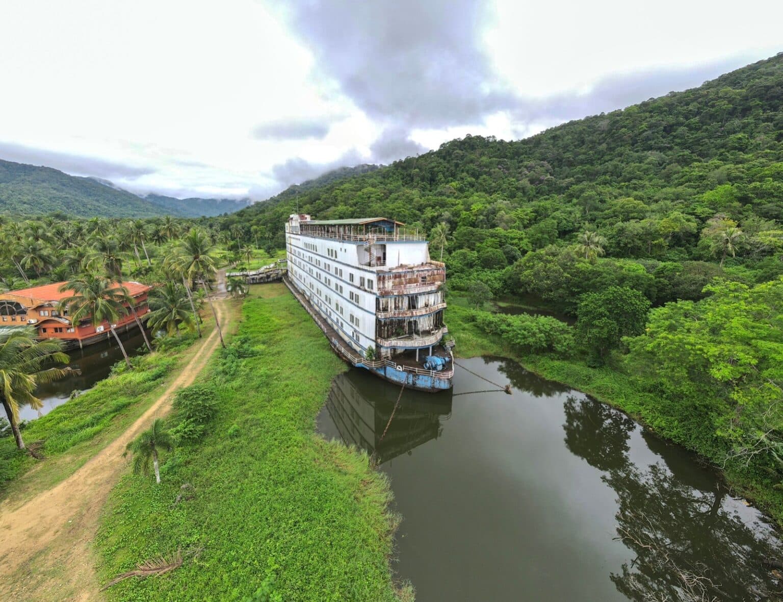 HOTEL BARCO FANTASMA ABANDONADO SE CONVIERTE EN ATRACCION TURISTICA EN TAILANDIA Foto KhaoSod English