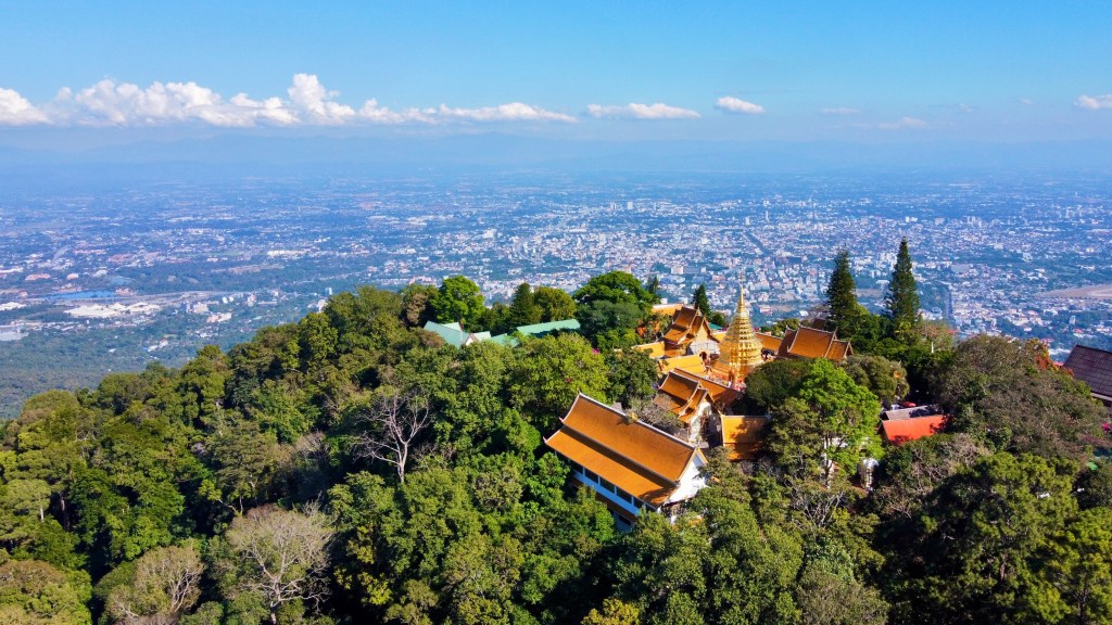 Vista panorámica del templo Doi Suthep en Chiang Mai desde las alturas